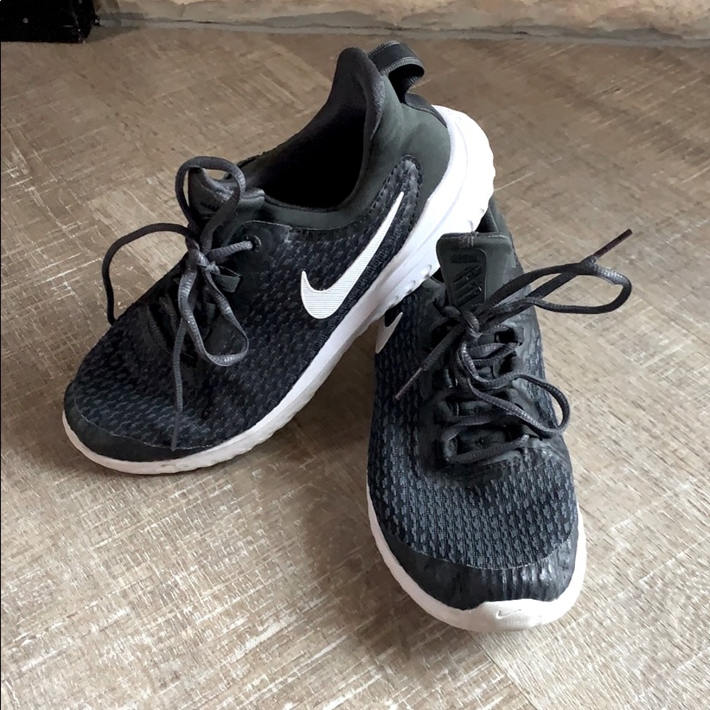 Great condition women’s black Nike shoes
